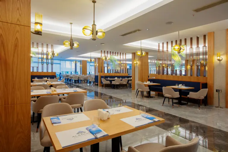Azure Hauptrestaurant (9/12)
