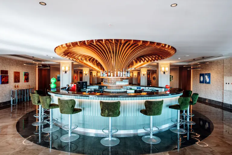 Restaurant &amp; Bar