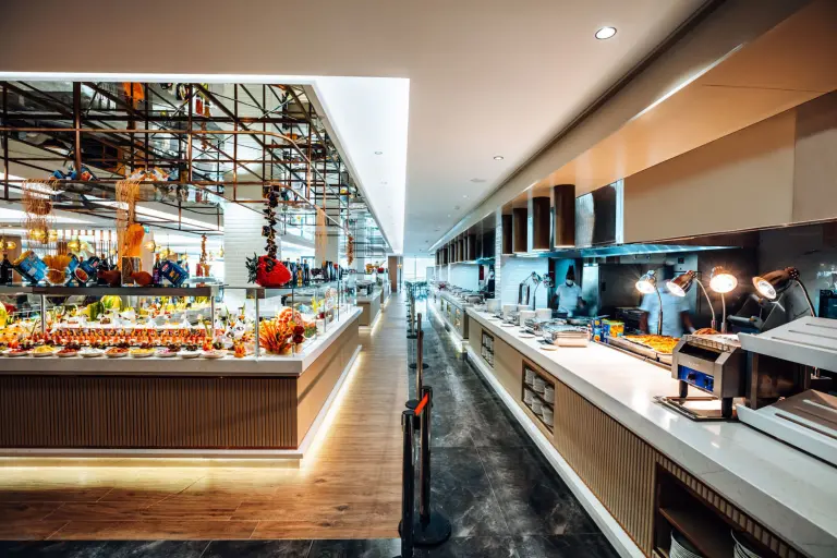 Restaurant &amp; Bar