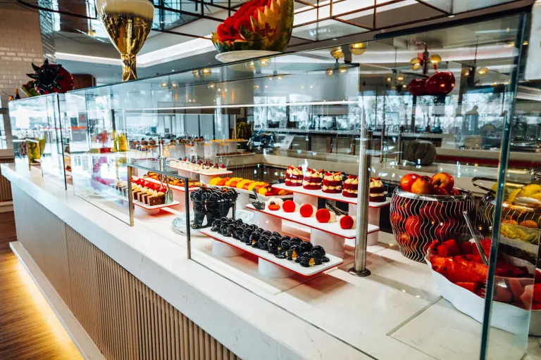 Restaurant &amp; Bar