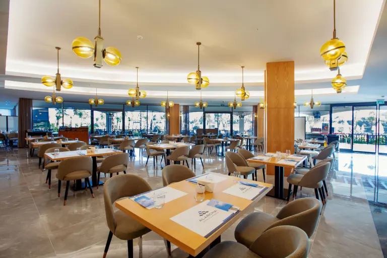Restaurant &amp; Bar