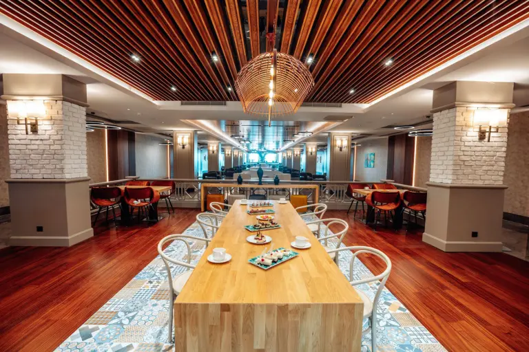 Restaurant &amp; Bar