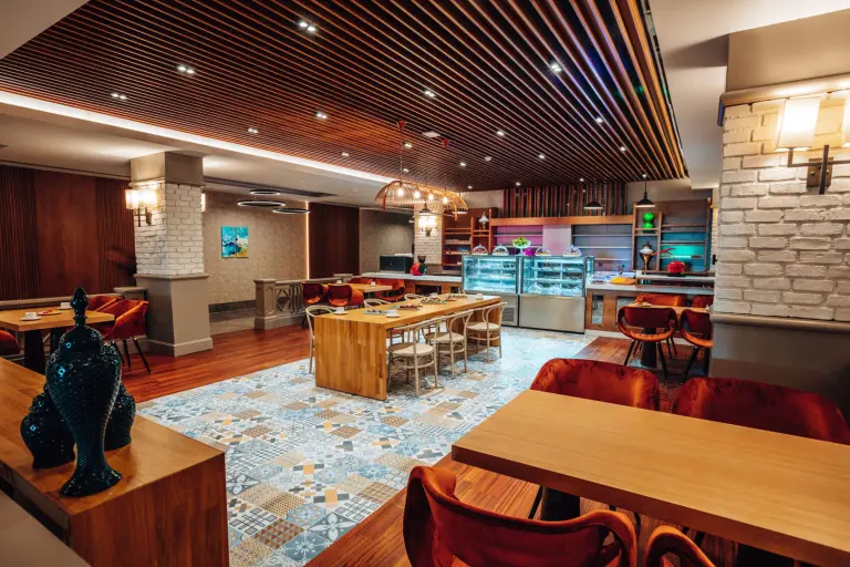 Restaurant &amp; Bar