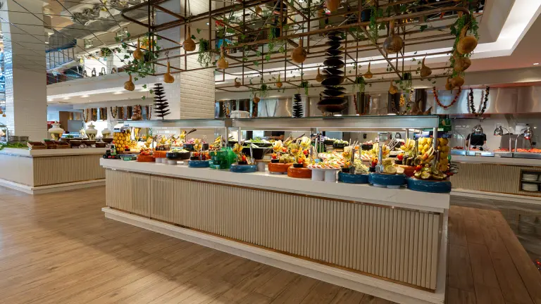 Restaurant &amp; Bar