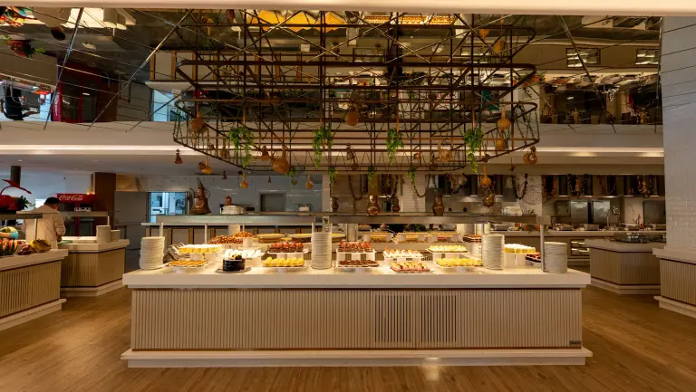 Restaurant &amp; Bar