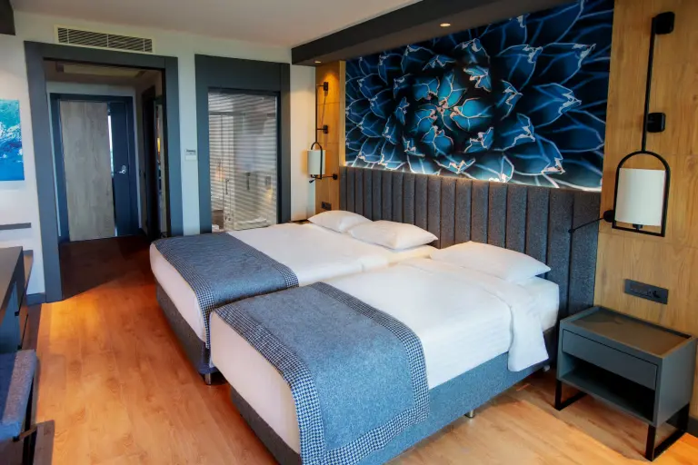 Standart Kara Manzaralı Oda